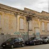 Ritorniamo sull�estramurale, nel punto in cui lascia il nome di via Capruzzi per diventare via Cifarelli, all�altezza del Conservatorio. Qui sulla sinistra si erge un ampio edificio che occupa un intero isolato: � a un piano, dal colore giallognolo, con le finestre murate e graffiti che lo ricoprono